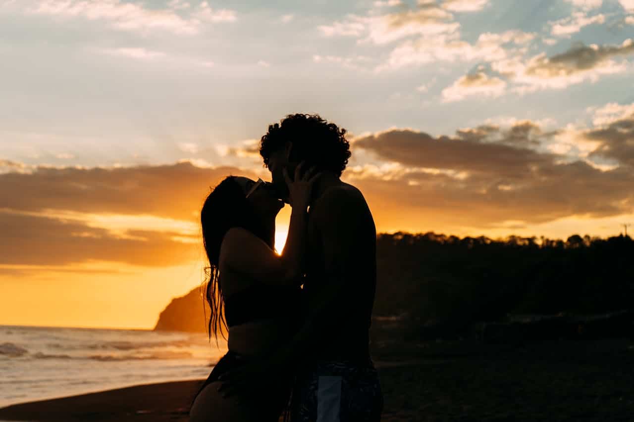 Single post header image